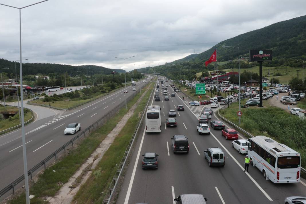Bolu geçişi resmen kilit! Tatilciler yola çıktı. Her geçen dakika artıyor - Resim: 18